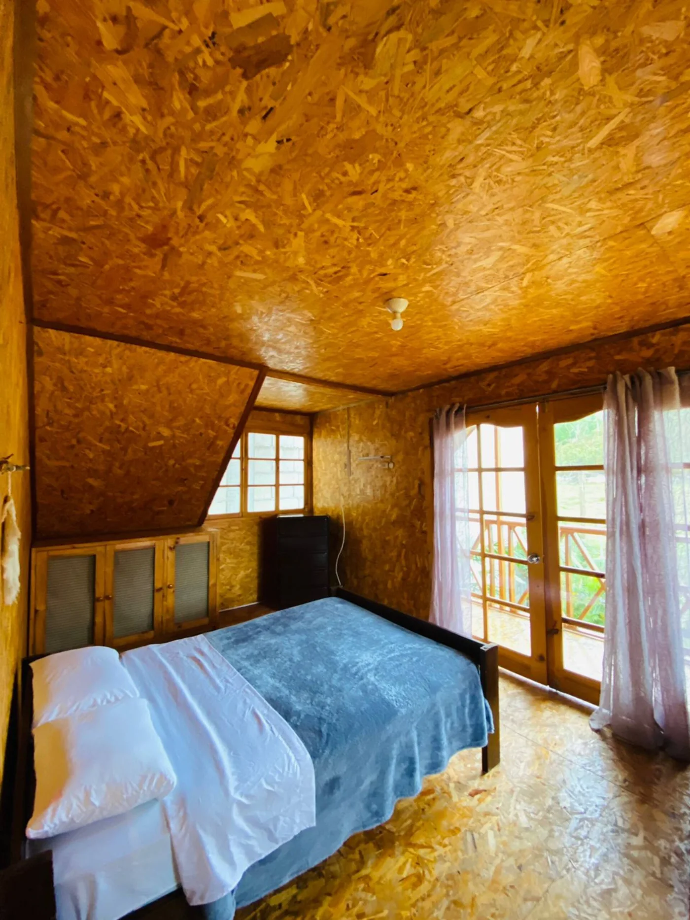 Dormitorio con dos ventanas