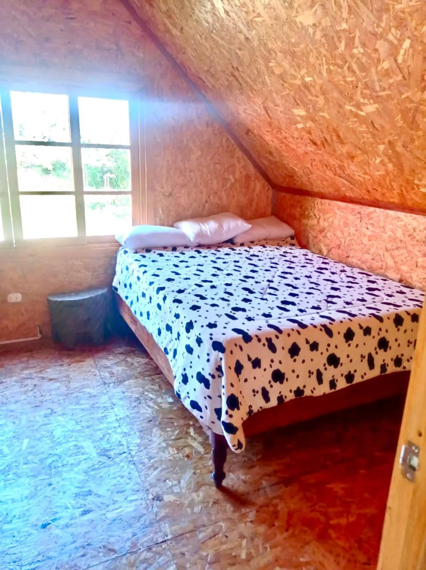Dormitorio con cama de matrimonio