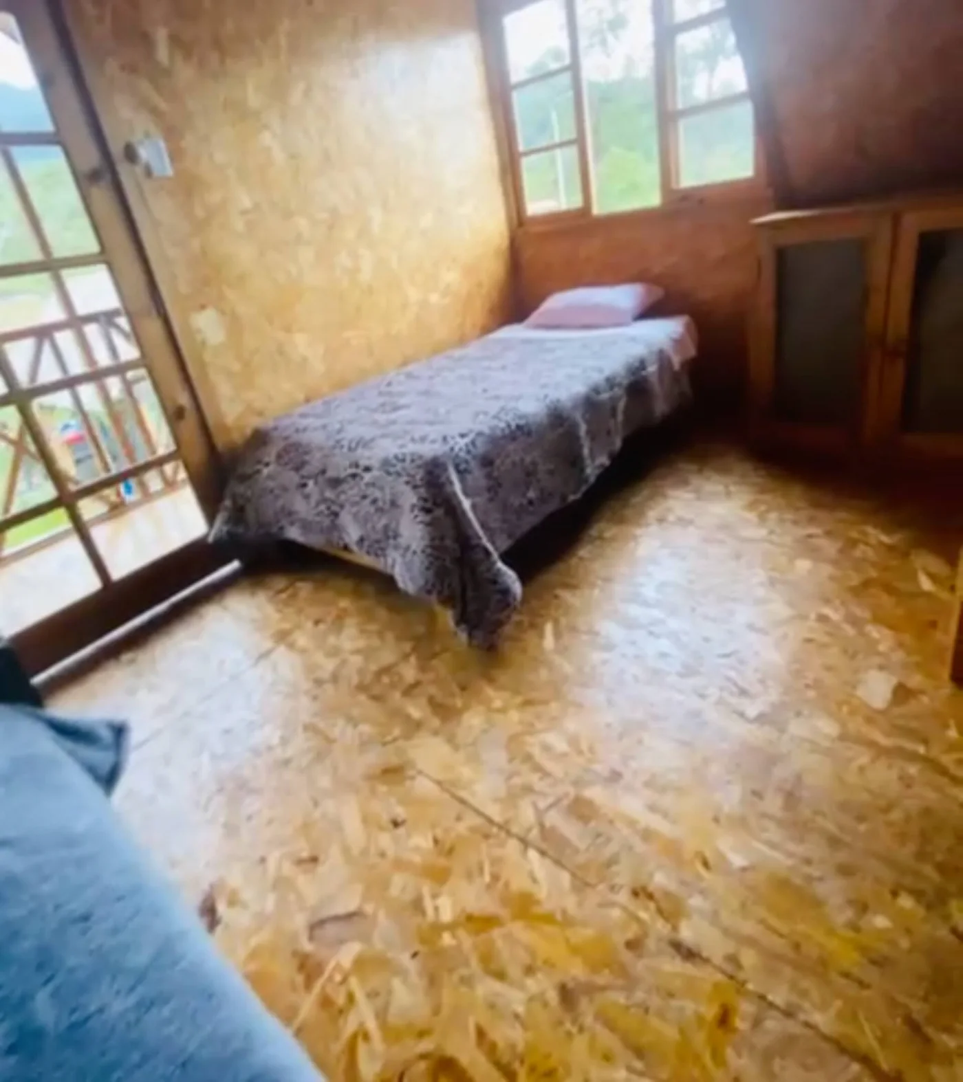 Dormitorio con cama individual