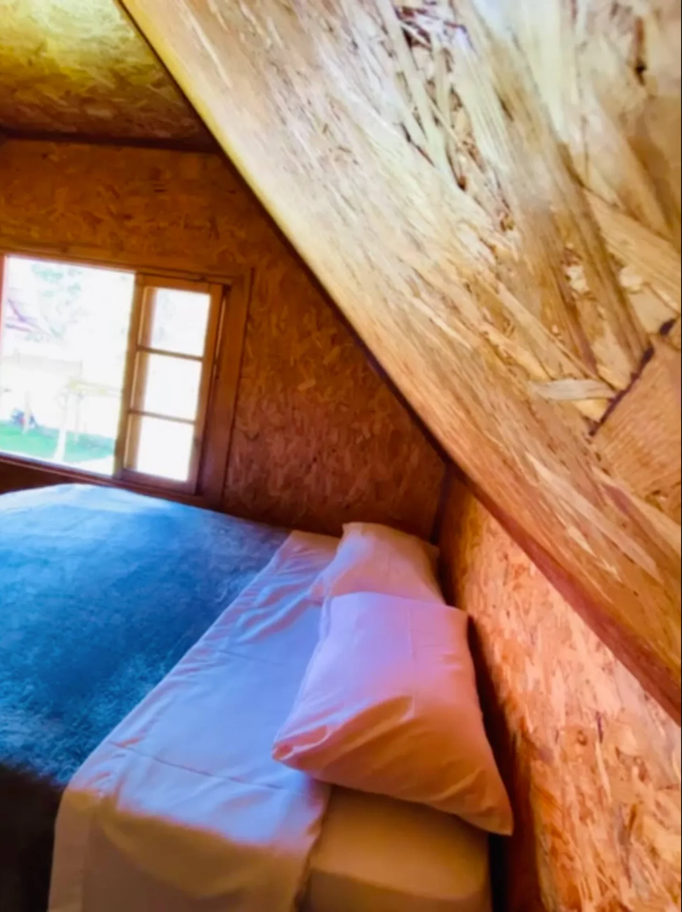 Cama junto a la ventana