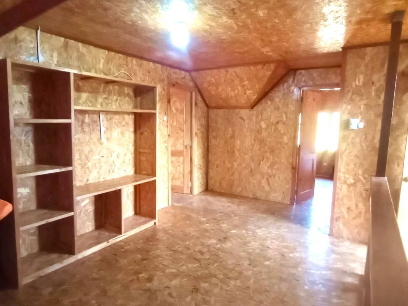 Estantería de madera empotrada