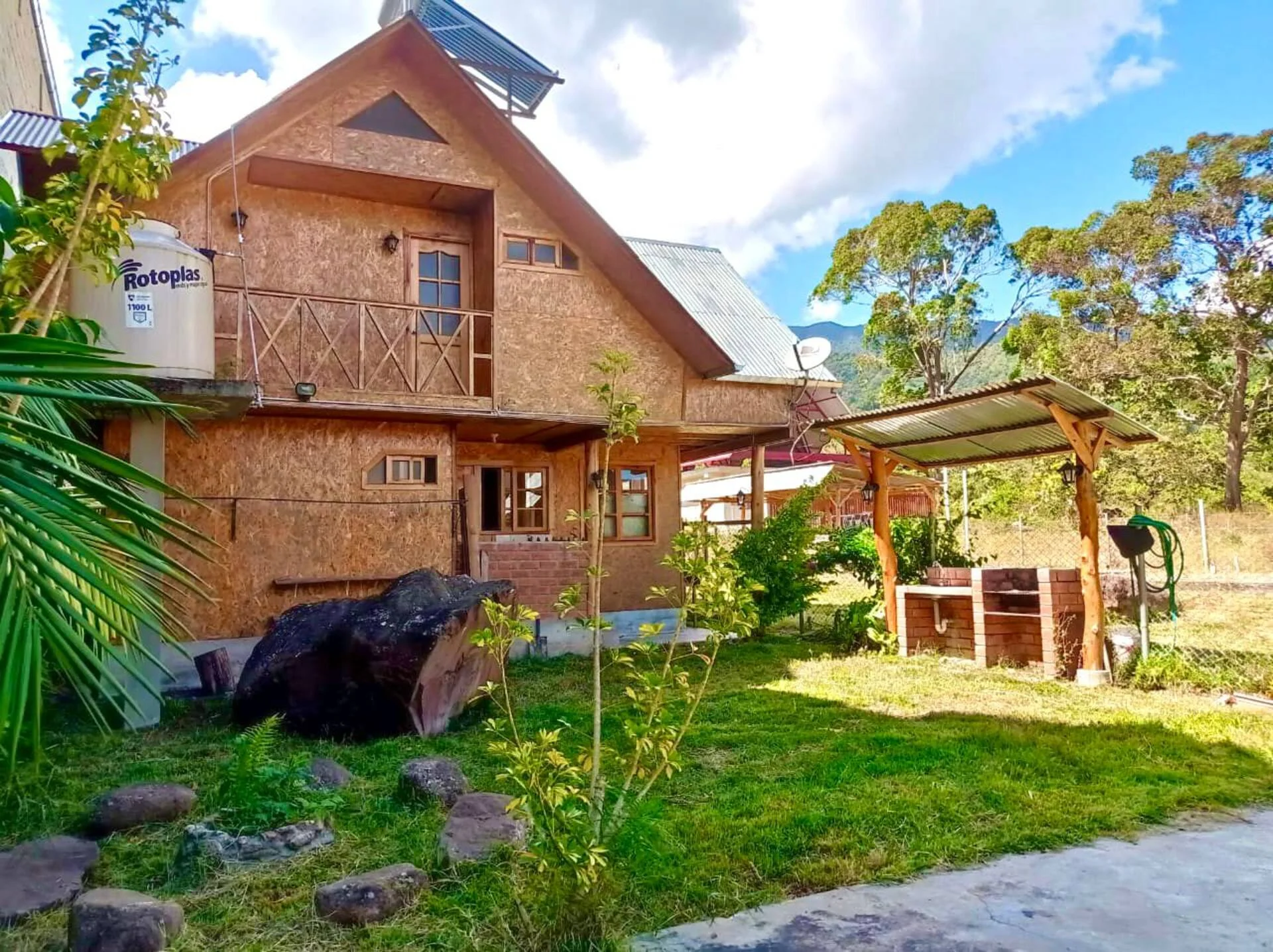 Cabaña de madera rodeada de vegetación